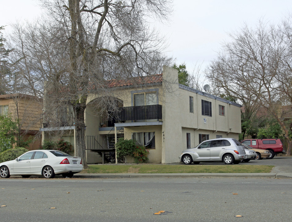 4851 Cowell Blvd in Davis, CA - Foto de edificio