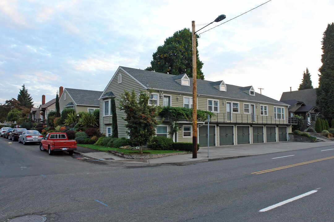 Cape Cod Apartments in Portland, OR - Building Photo