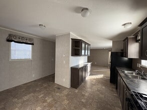 12 E Manor St in Oxford, MI - Building Photo - Building Photo