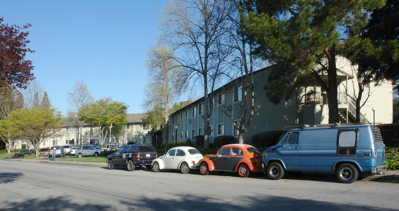 Plum Tree West Apartments in Gilroy, CA - Building Photo