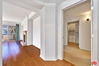 2230 S Bentley Ave in Los Angeles, CA - Building Photo - Building Photo
