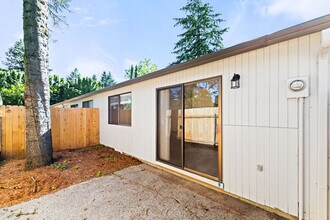 Coast Pines in Vancouver, WA - Building Photo - Building Photo