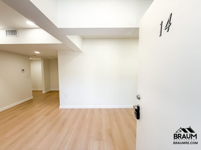 15634 Leadwell St in Los Angeles, CA - Building Photo - Building Photo