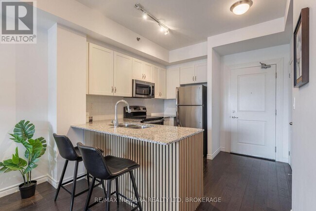34 Plains Rd E in Burlington, ON - Building Photo - Building Photo