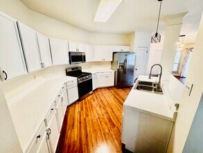 1731 Warwick Way in Cedar Park, TX - Foto de edificio - Building Photo