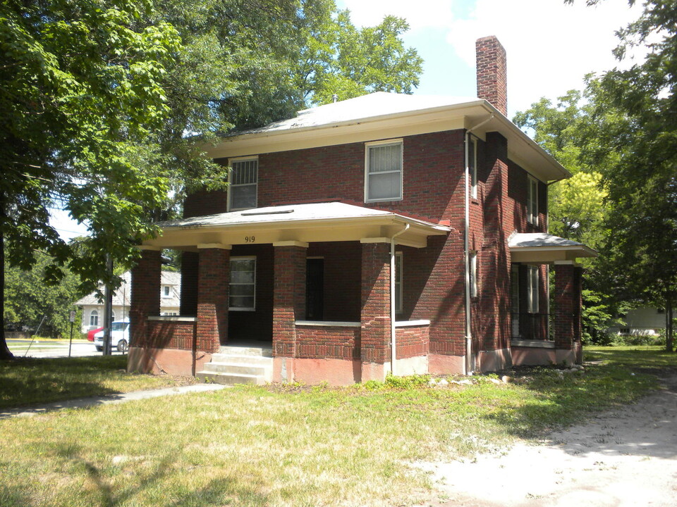 919 W Broadway in Columbia, MO - Building Photo
