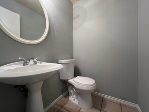 8011 Rustic Park in San Antonio, TX - Foto de edificio - Building Photo