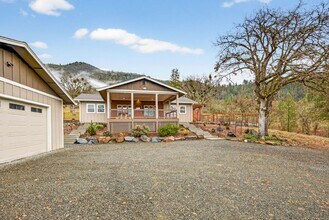 860 Humbug Creek Rd in Jacksonville, OR - Building Photo - Building Photo