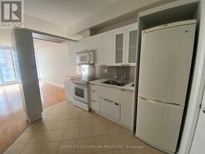 111 Elizabeth St in Toronto, ON - Building Photo - Building Photo