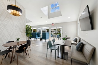 The Apartments at Midtown 501 in Chapel Hill, NC - Foto de edificio - Building Photo