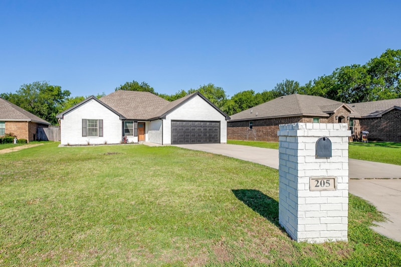 205 Shady Ln in Azle, TX - Building Photo