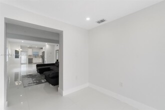 215 SW 32nd Court Rd-Unit -1 in Miami, FL - Building Photo - Building Photo