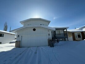 9609-9672 72 Ave in Grande Prairie, AB - Building Photo