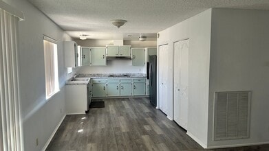 4485 E Harmon Ave in Las Vegas, NV - Building Photo - Building Photo