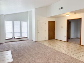 387 Oceanic Way in Sacramento, CA - Foto de edificio - Building Photo