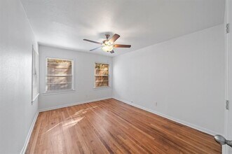 2620 Engle Ave in Dallas, TX - Building Photo - Building Photo