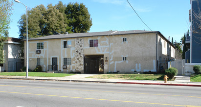 6938 Kester Ave in Van Nuys, CA - Building Photo - Building Photo