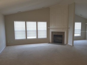 156 W Chatham Ln in Round Lake, IL - Foto de edificio - Building Photo