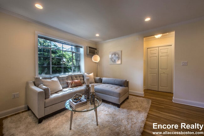 70 St Paul St in Brookline, MA - Foto de edificio - Building Photo