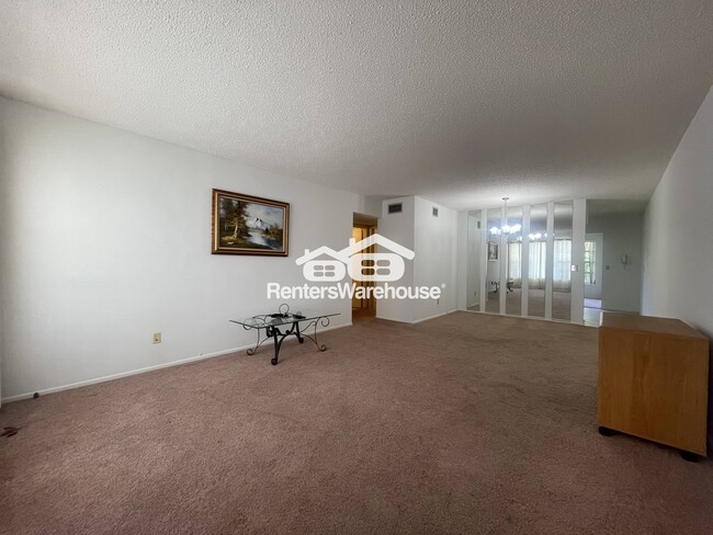 2460 Persian Dr, Unit Apt 44 in Clearwater, FL - Foto de edificio - Building Photo