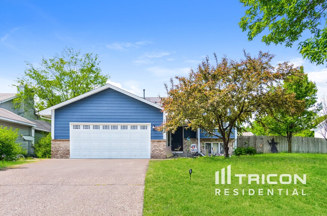 11932 Kerry St NW in Coon Rapids, MN - Building Photo