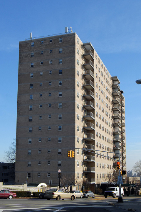 Summit House Apartments in West New York, NJ - Building Photo