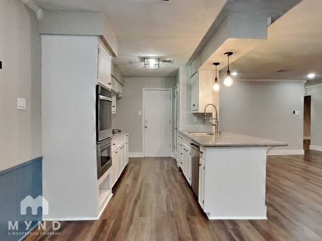 1914 Meadow Creek Dr in Pearland, TX - Foto de edificio - Building Photo