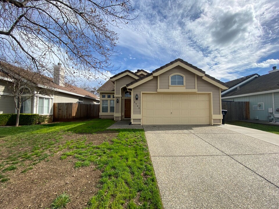 8733 Clay Glen Way in Elk Grove, CA - Building Photo