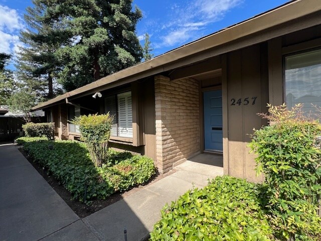 2457 American River Dr, Unit 2457 American River Drive in Sacramento, CA - Foto de edificio - Building Photo