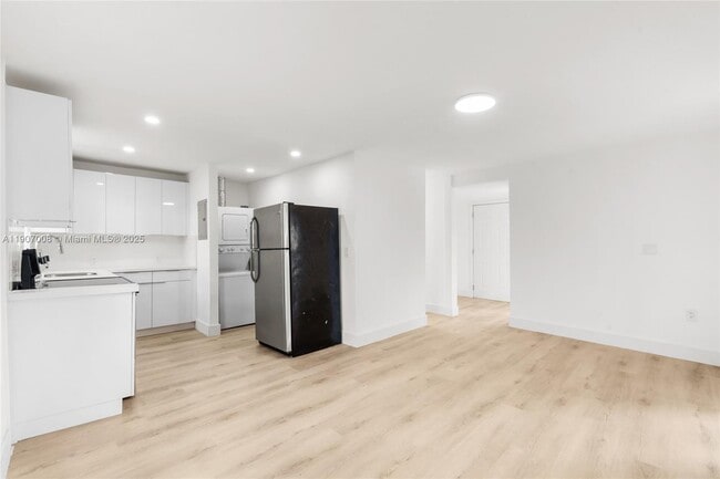 2385 SW 17th St in Miami, FL - Building Photo - Building Photo