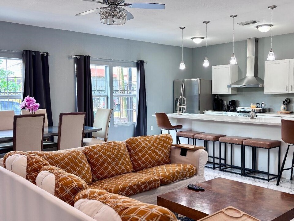 301 Tabor St in Houston, TX - Building Photo