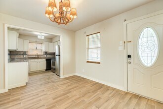 805 Seashell Dr in Freeport, TX - Building Photo - Building Photo