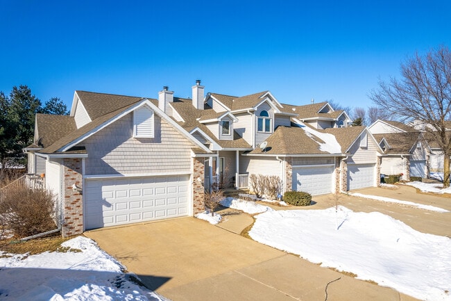 The Townhomes of Foxdale in Urbandale, IA - Building Photo - Building Photo