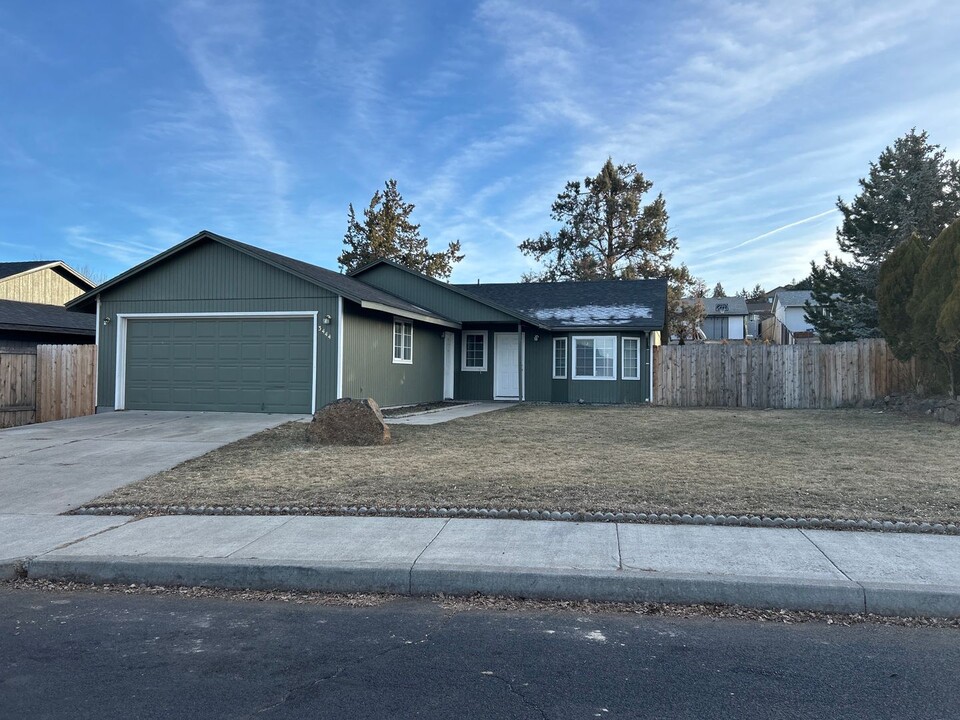 3444 SW Reindeer Ave in Redmond, OR - Building Photo