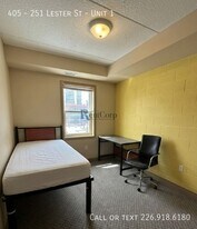 251-251 Lester St in Waterloo, ON - Building Photo