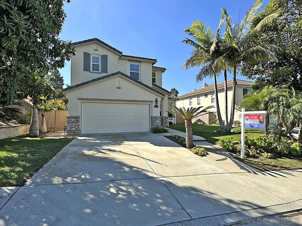 6481 Goldenbush Dr in Carlsbad, CA - Foto de edificio