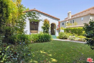 827 Yale St in Santa Monica, CA - Building Photo - Building Photo