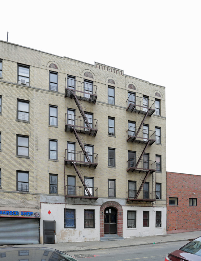 12 E 213th St in Bronx, NY - Foto de edificio - Building Photo