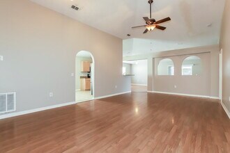 1106 Soaring Osprey Way in Valrico, FL - Foto de edificio - Building Photo