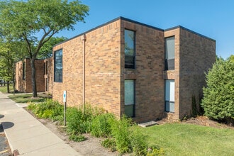Village Grove Apartments - 62 + in Elk Grove Village, IL - Foto de edificio - Building Photo