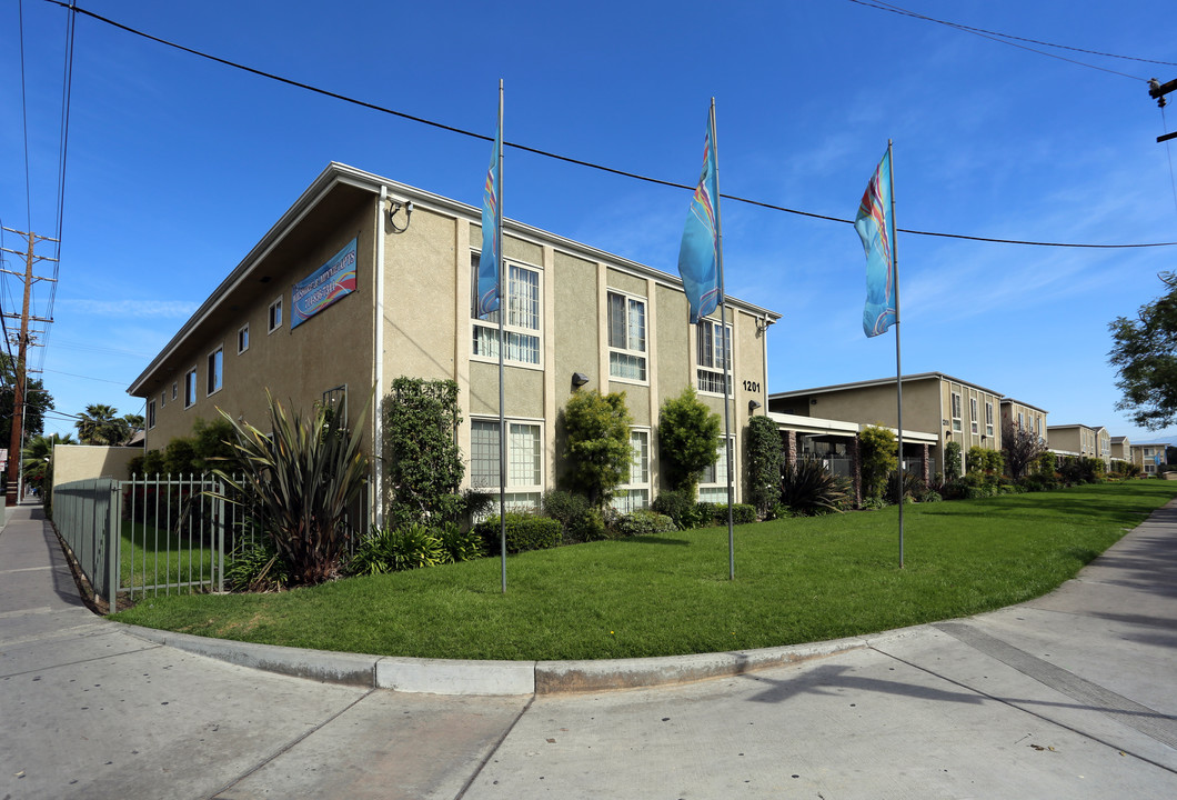 Wilshire Apartments in Santa Ana, CA - Foto de edificio