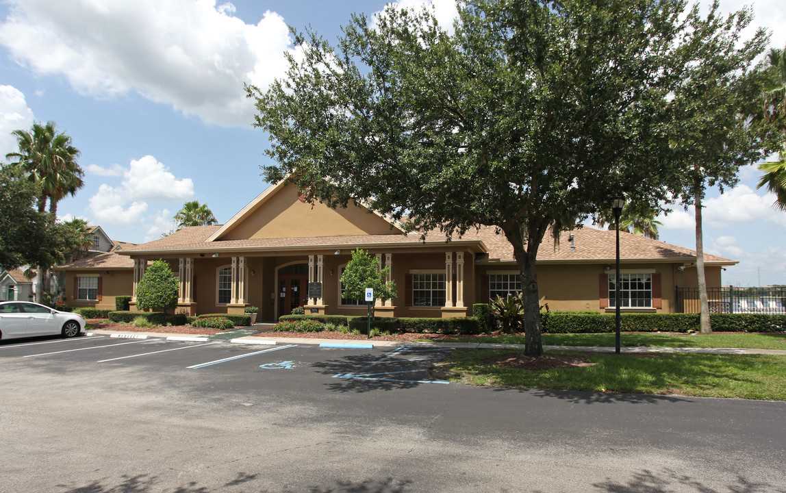 Lake Chase Apartments in Tampa, FL - Foto de edificio