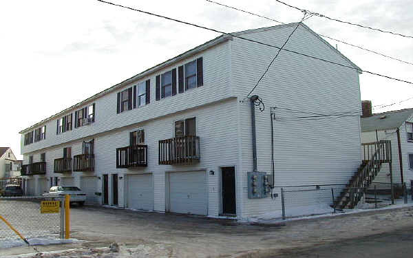 621 Central St in Lowell, MA - Building Photo