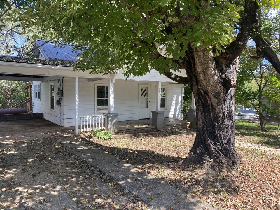1106 Plaza St NW in Lenoir, NC - Building Photo
