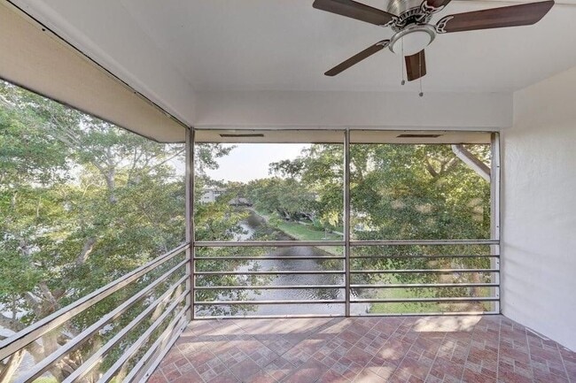 5102 NW 36th St, Unit 5102 NW 36th Street 604, in Lauderdale Lakes, FL - Foto de edificio - Building Photo