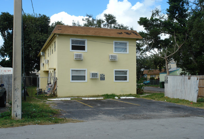 360 NE 77th St in Miami, FL - Foto de edificio - Building Photo