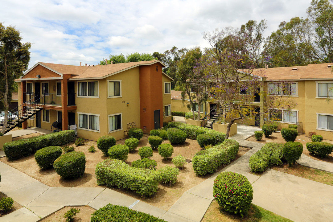 Creekside Villas Apartments in San Diego, CA - Foto de edificio