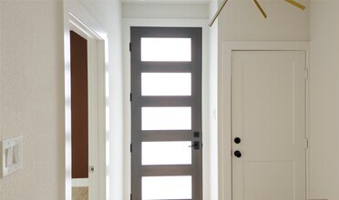 2428 Ella Blvd in Houston, TX - Building Photo - Building Photo