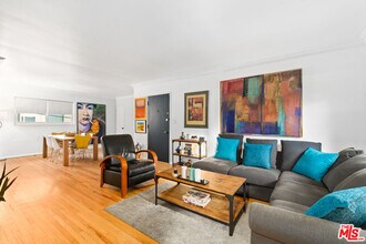 1330 N Crescent Heights Blvd in West Hollywood, CA - Building Photo - Building Photo