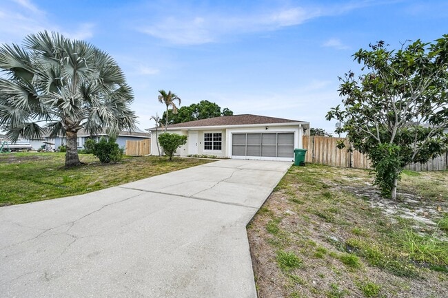 726 SW Bond Rd in Port St. Lucie, FL - Building Photo - Building Photo